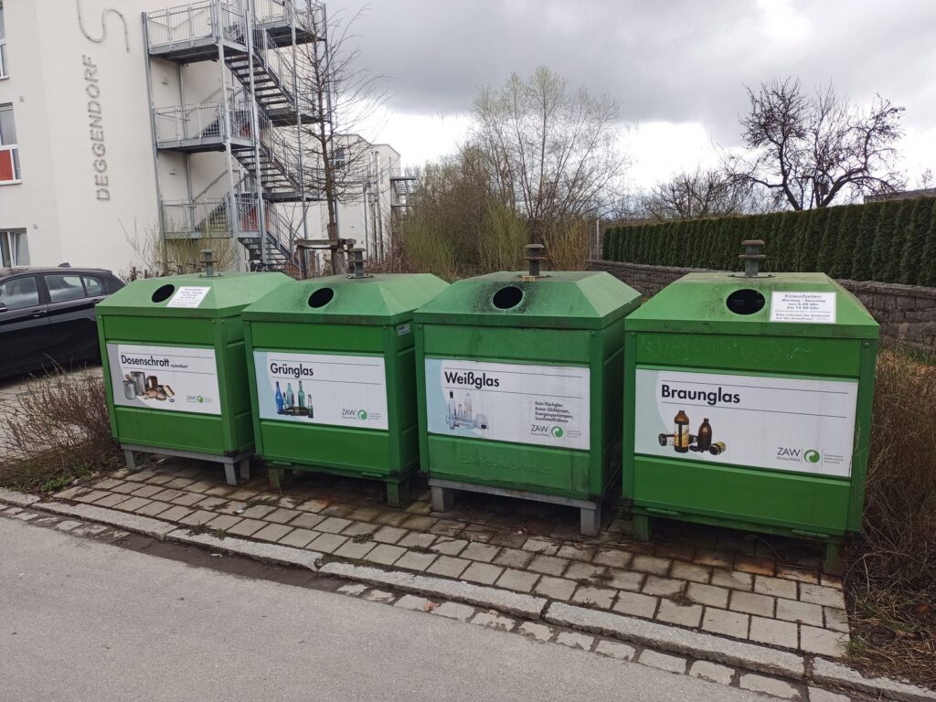 Kontenery do selektywnej zbiórki odpadów przy ulicy