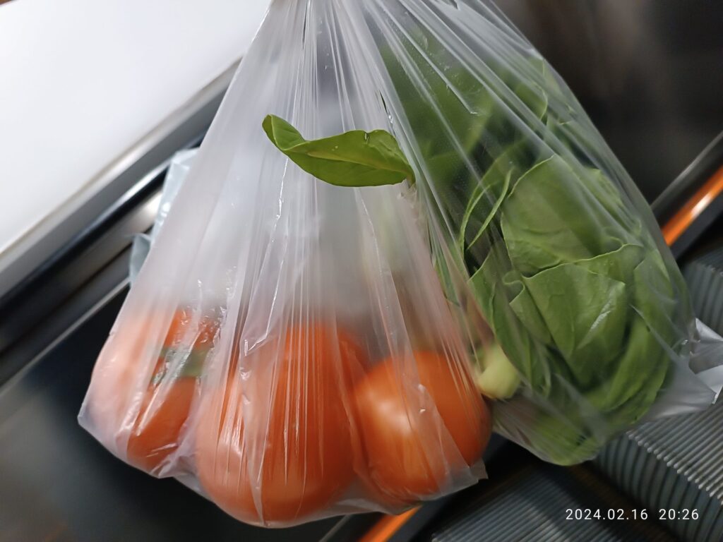 Torba z tworzywa sztucznego z zakupami spożywczymi